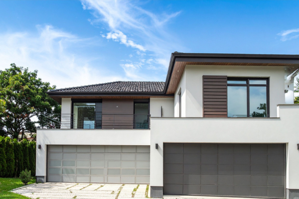 sobrado com duas garagens fechadas